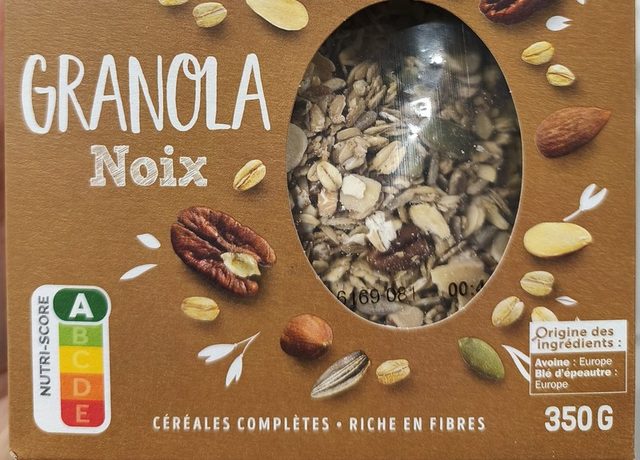 Paquet de granola aux noix de la même marque, Nutri-Score A imprimé sur l'emballage