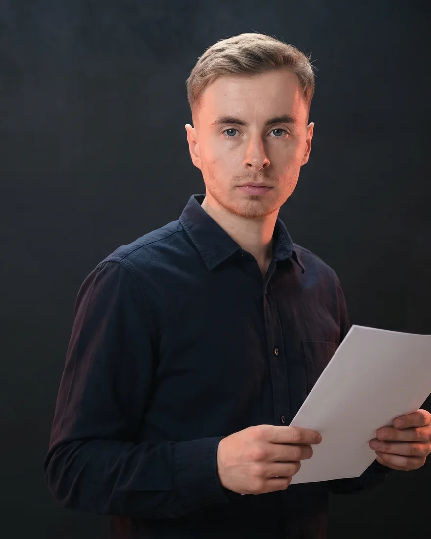 Nicolas, une feuille d’analyses à la main