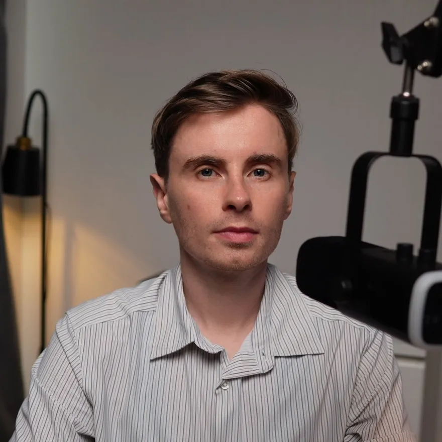 Nicolas Hamon dans son studio, là où il tourne ses vidéos